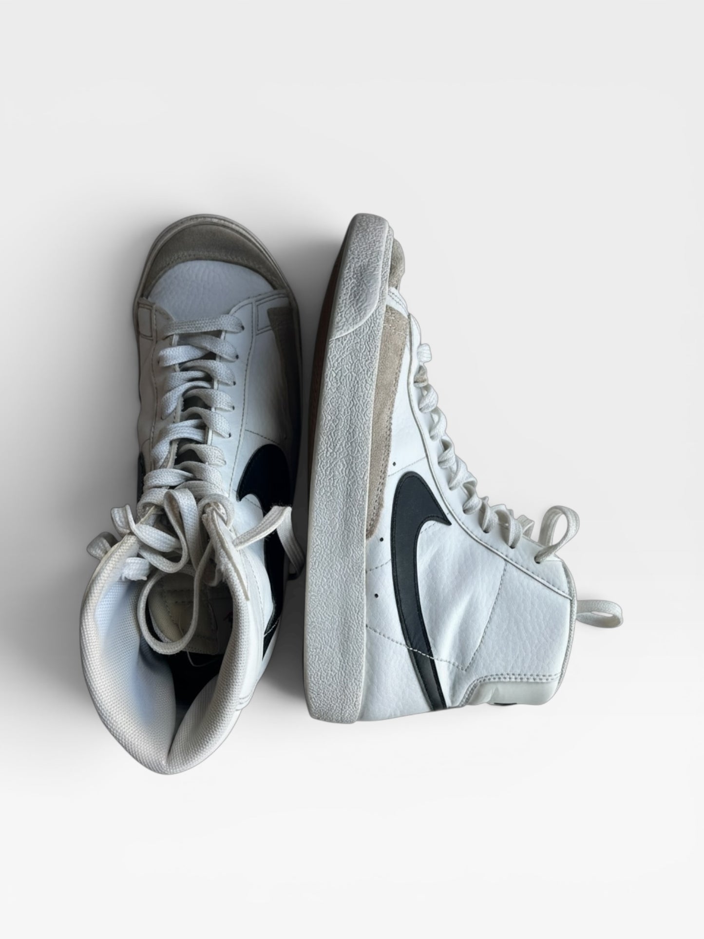 WHITE NIKE SHOES 8