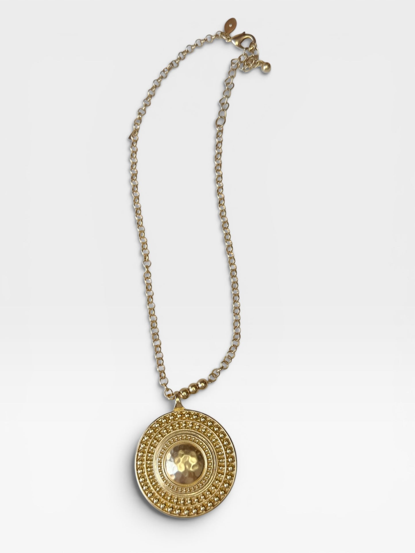 GOLD CHICO MEDALLION NECKLACE