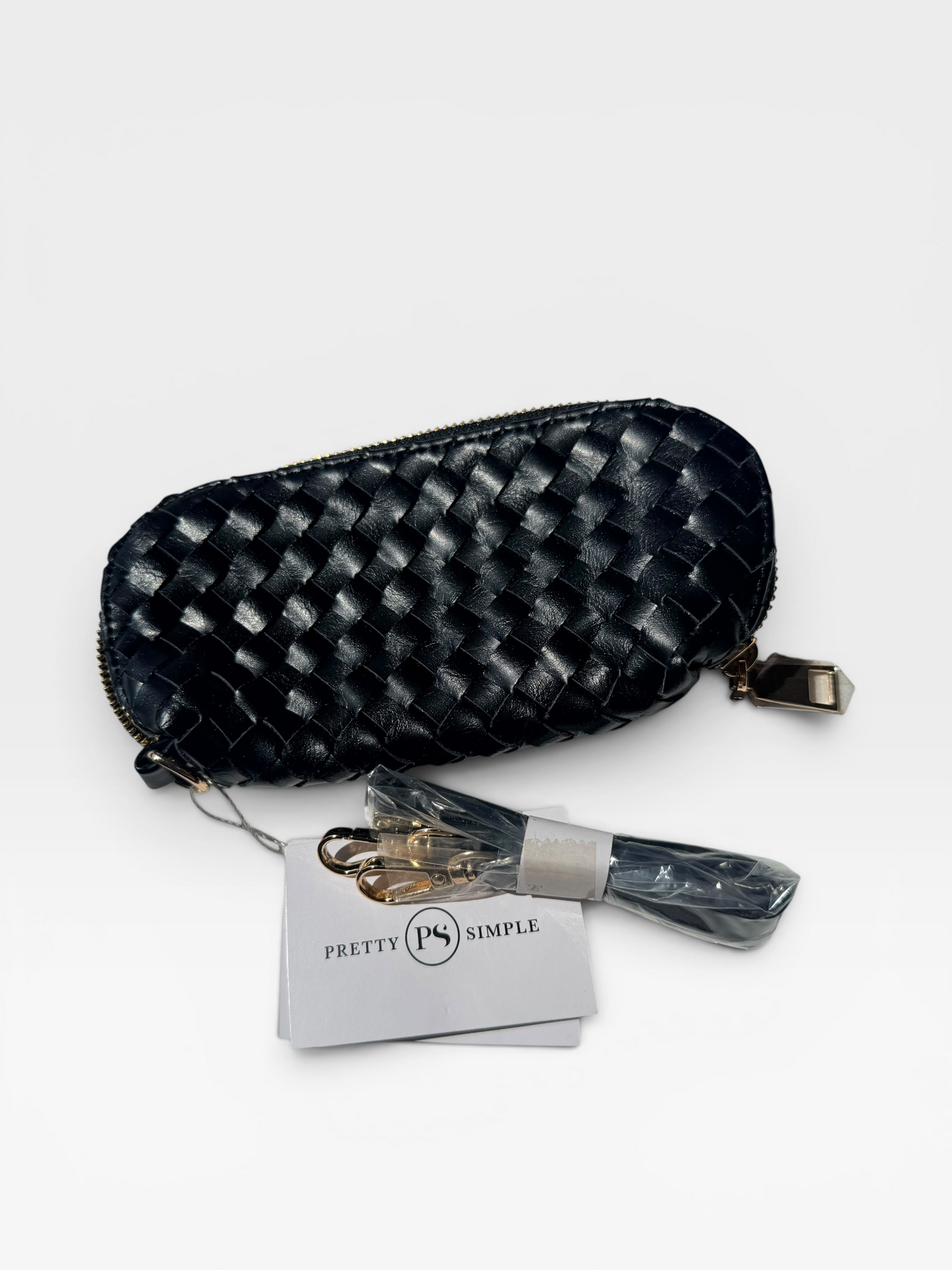 BLACK PRETTY SIMPLE POUCH (NWT)