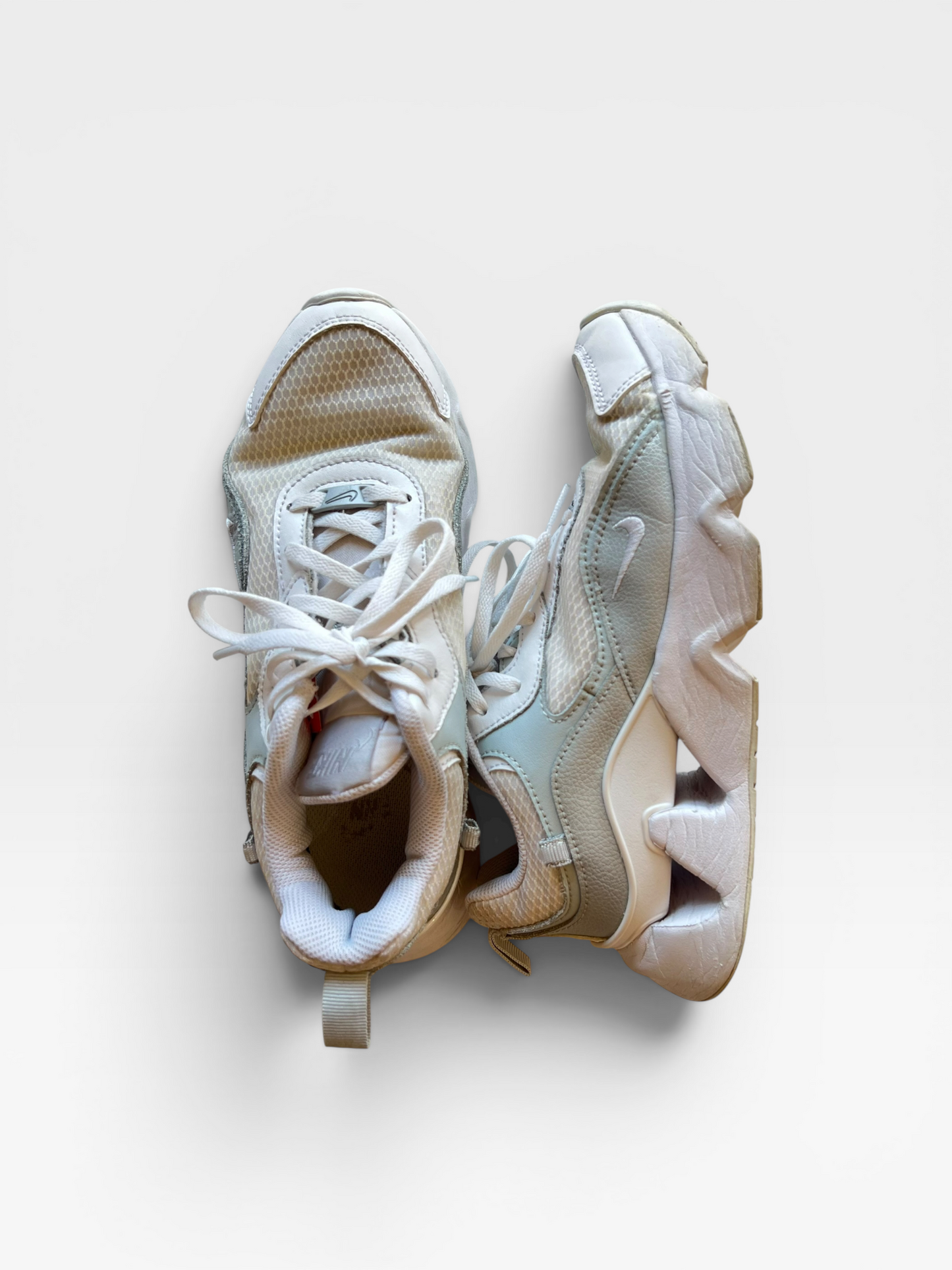 WHITE/SILVER NIKE SHOES 7