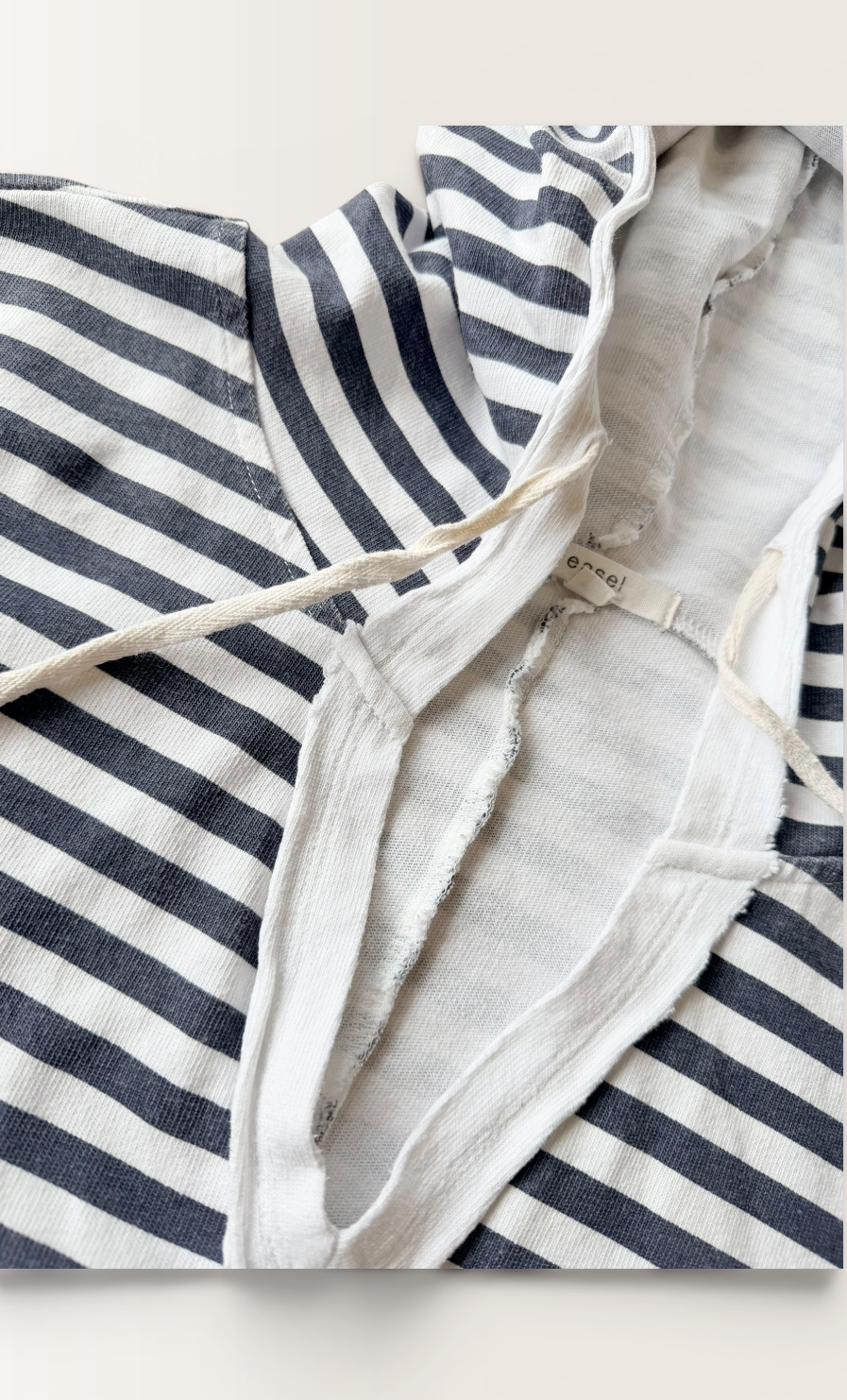 BLUE AND WHITE EASEL TOP L
