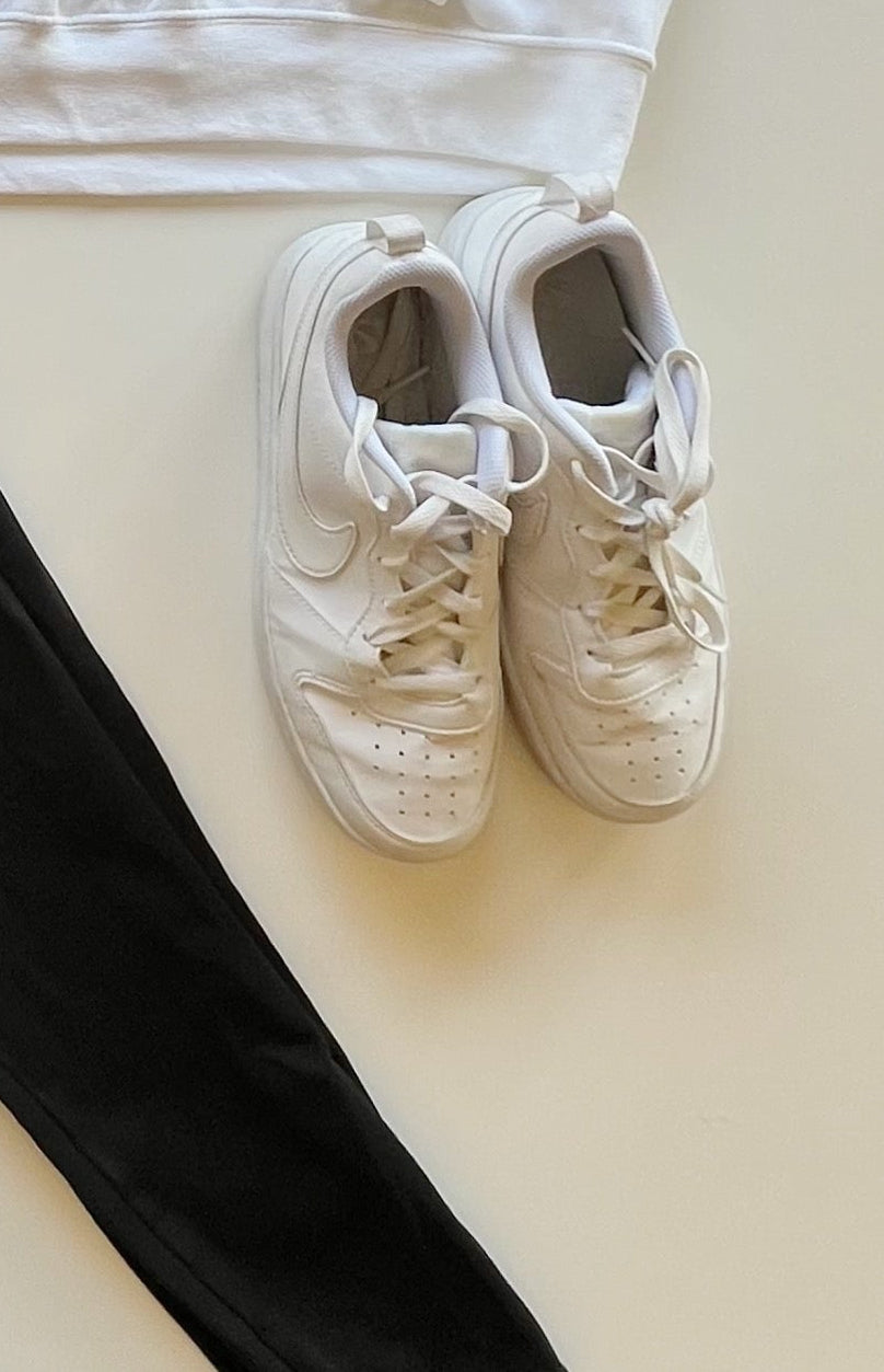 NIKE SHOES (6.5Y) FITS LIKE AN 8