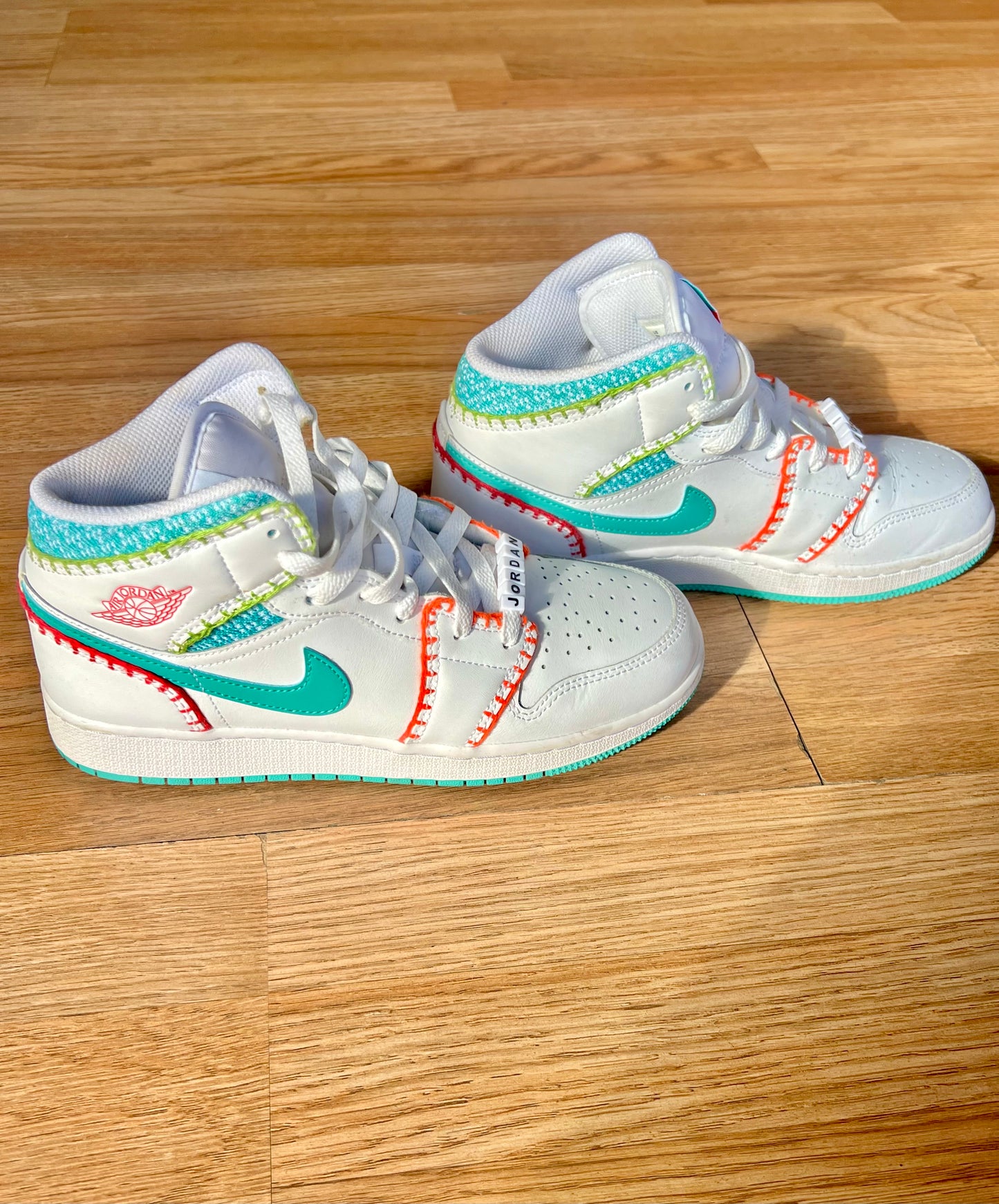 NIKE AIR JORDAN 1 MID 8.5