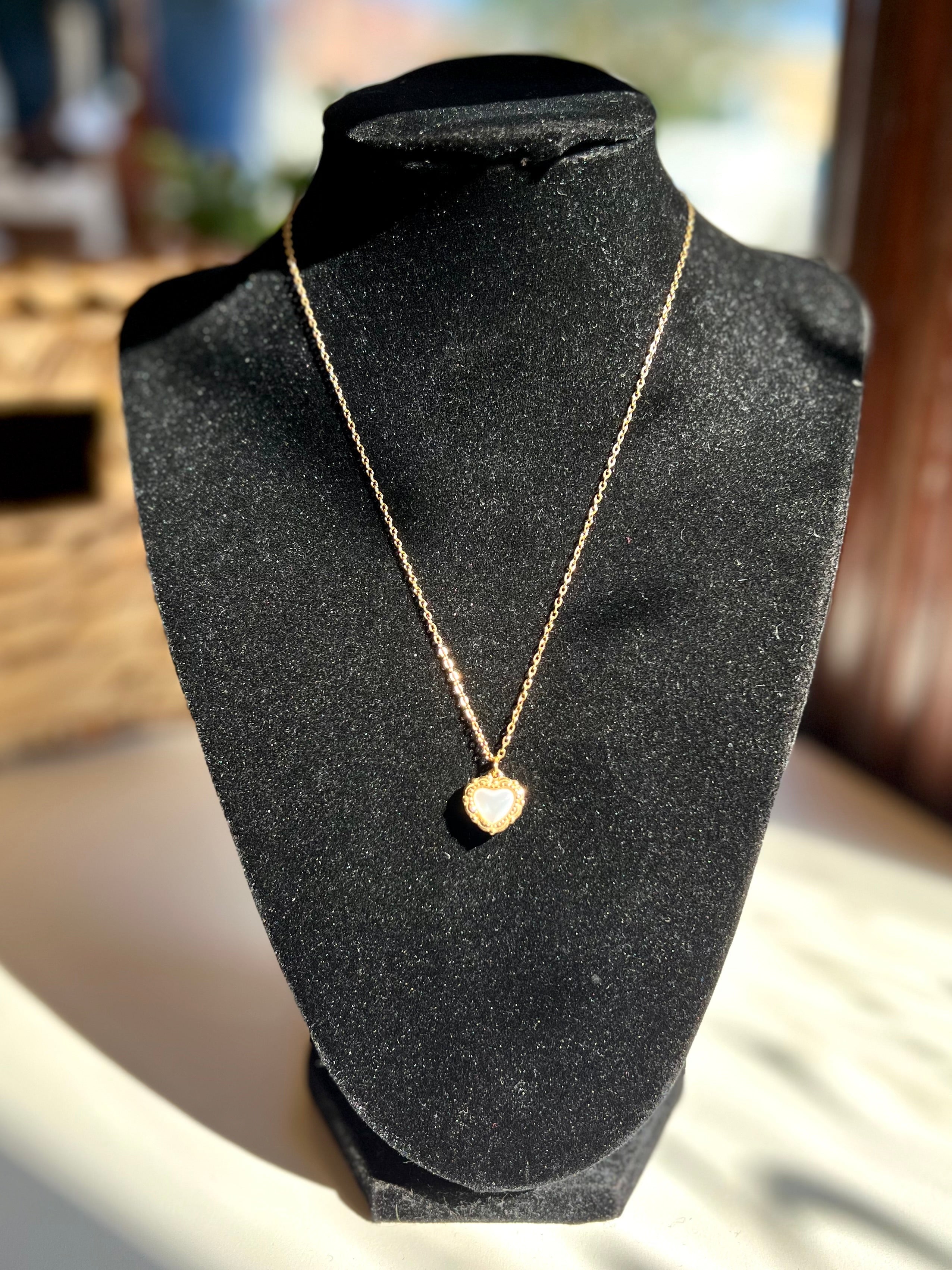 18K NON TARNISH VINTAGE HEART NECKLACE