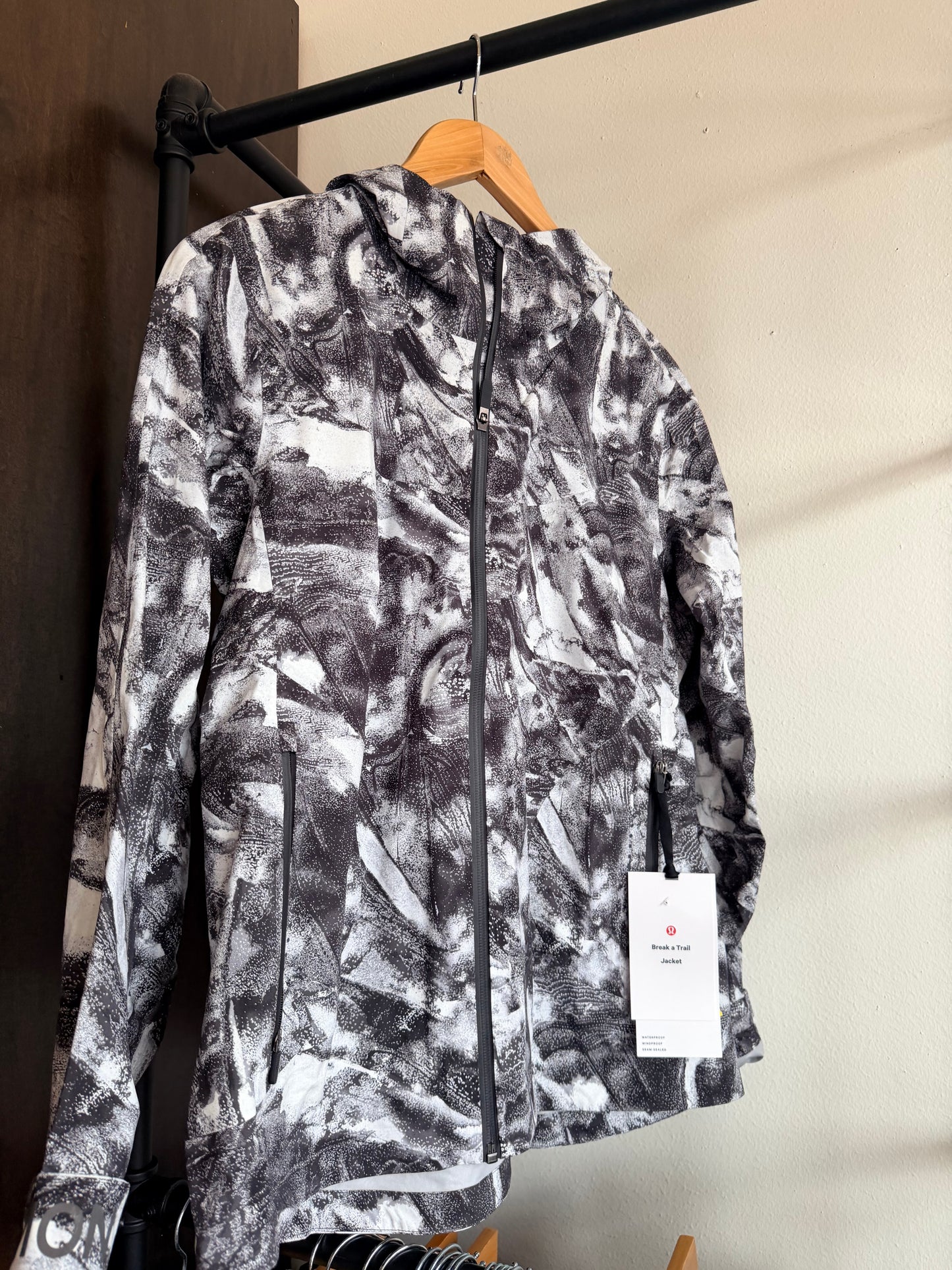 LULULEMON JACKET 10 (NWT $268)