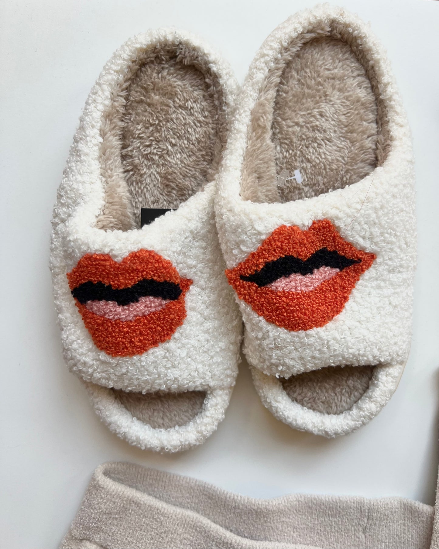 SLIPPERS (NWT) 37/38