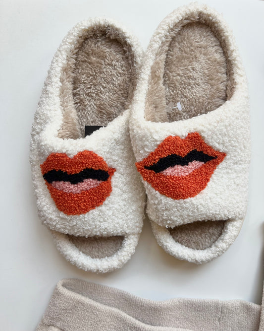 SLIPPERS (NWT) 37/38