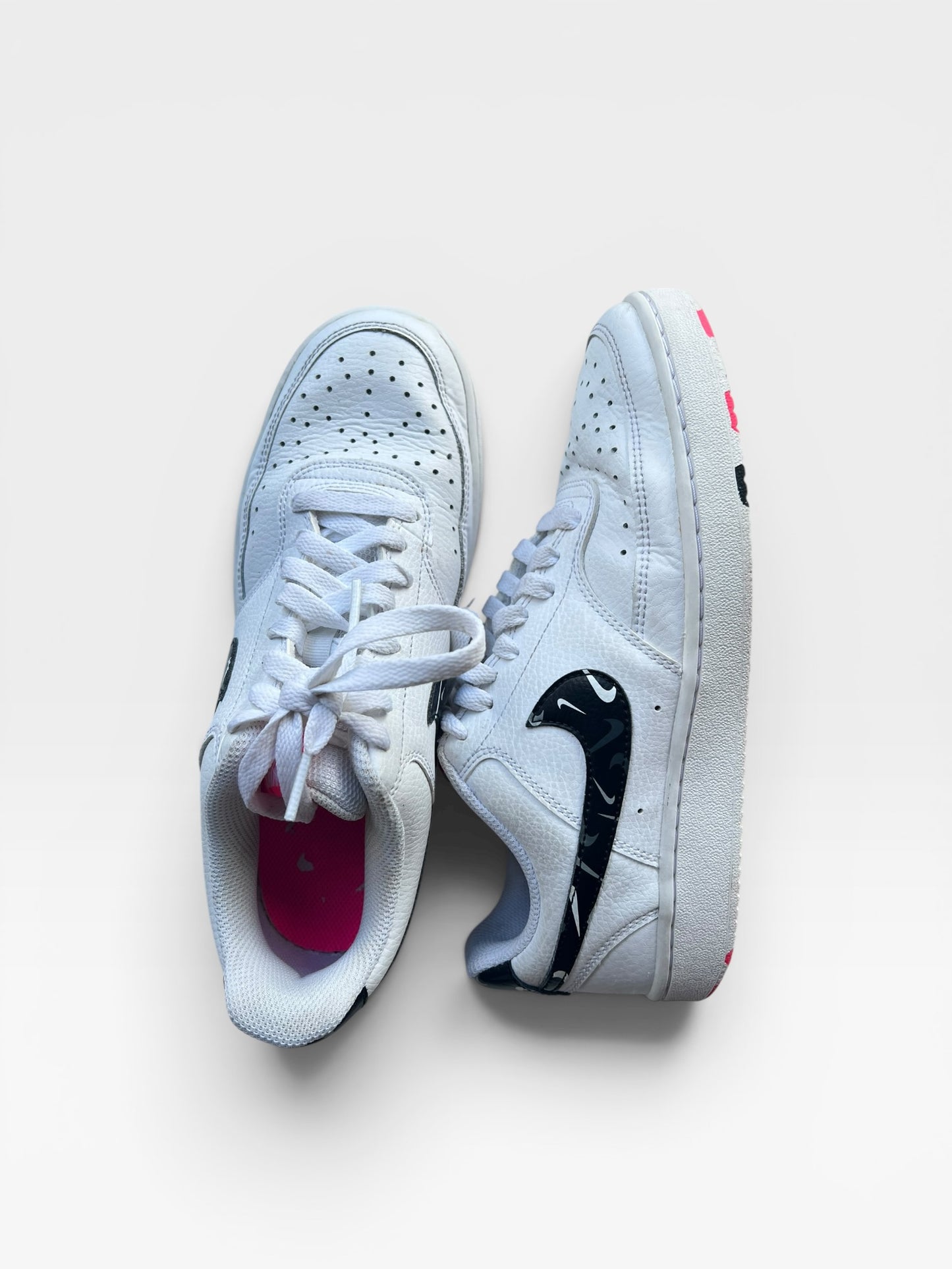 WHITE NIKE COURT SHOES 8