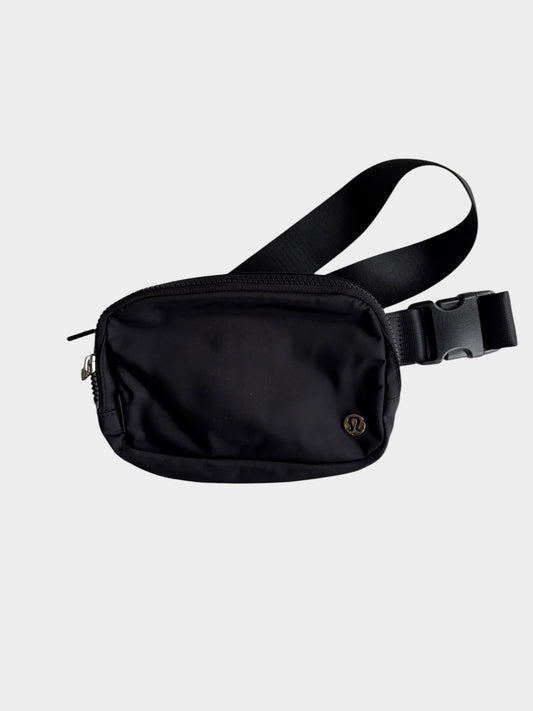 BLACK LULULEMON BELTBAG