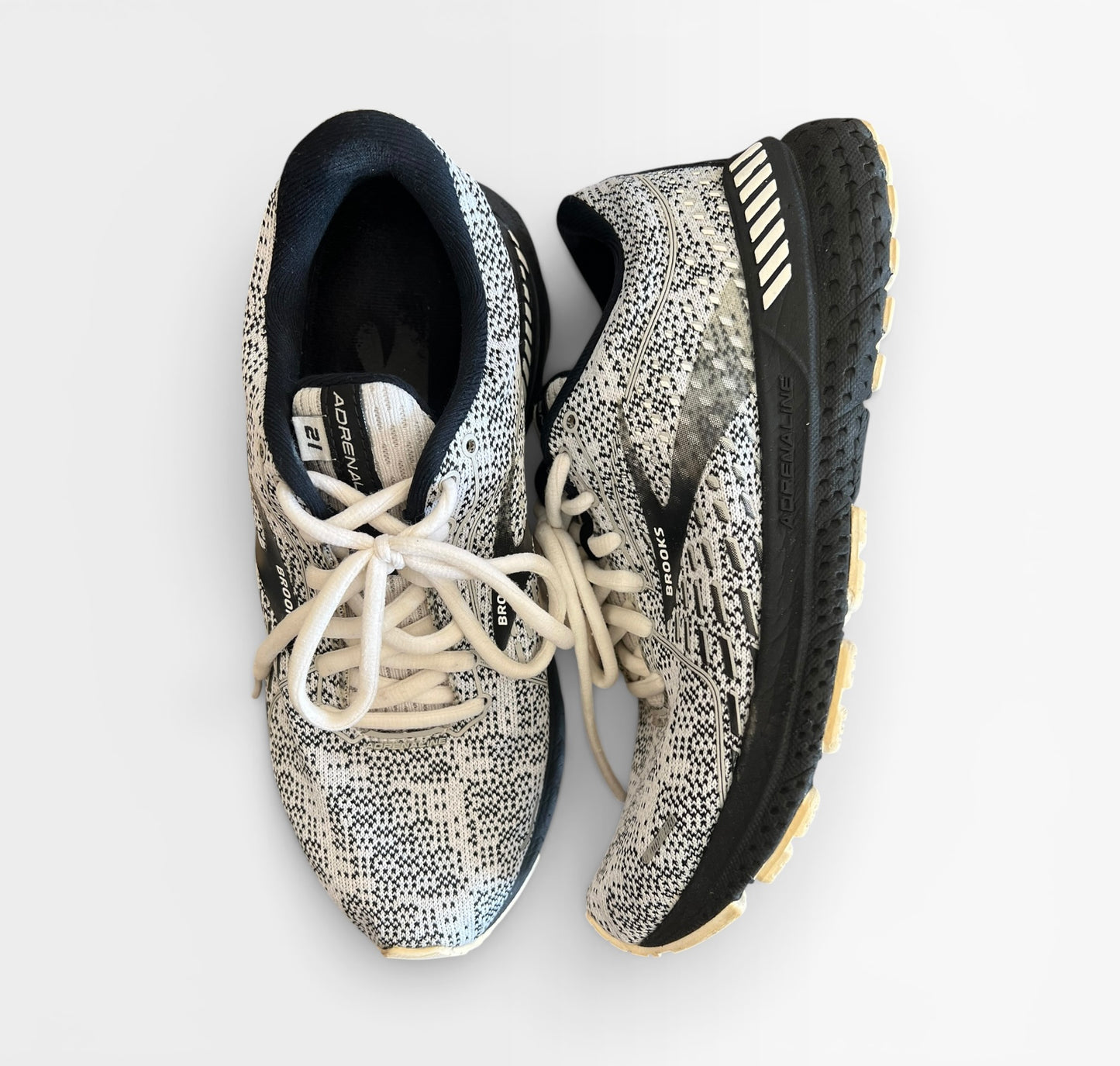 BLACK/WHITE BROOKS SHOES 7.5