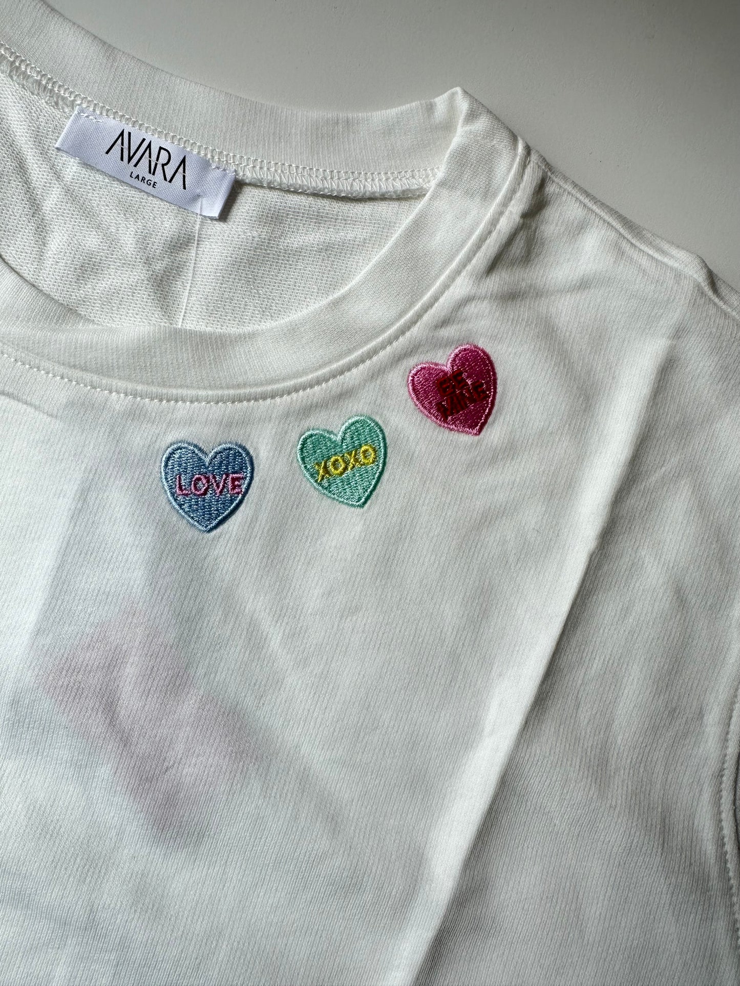 WHITE AVARA VALENTINES DAY TEE (NWT) L