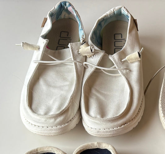 WHITE HEY DUDE SHOES (9)