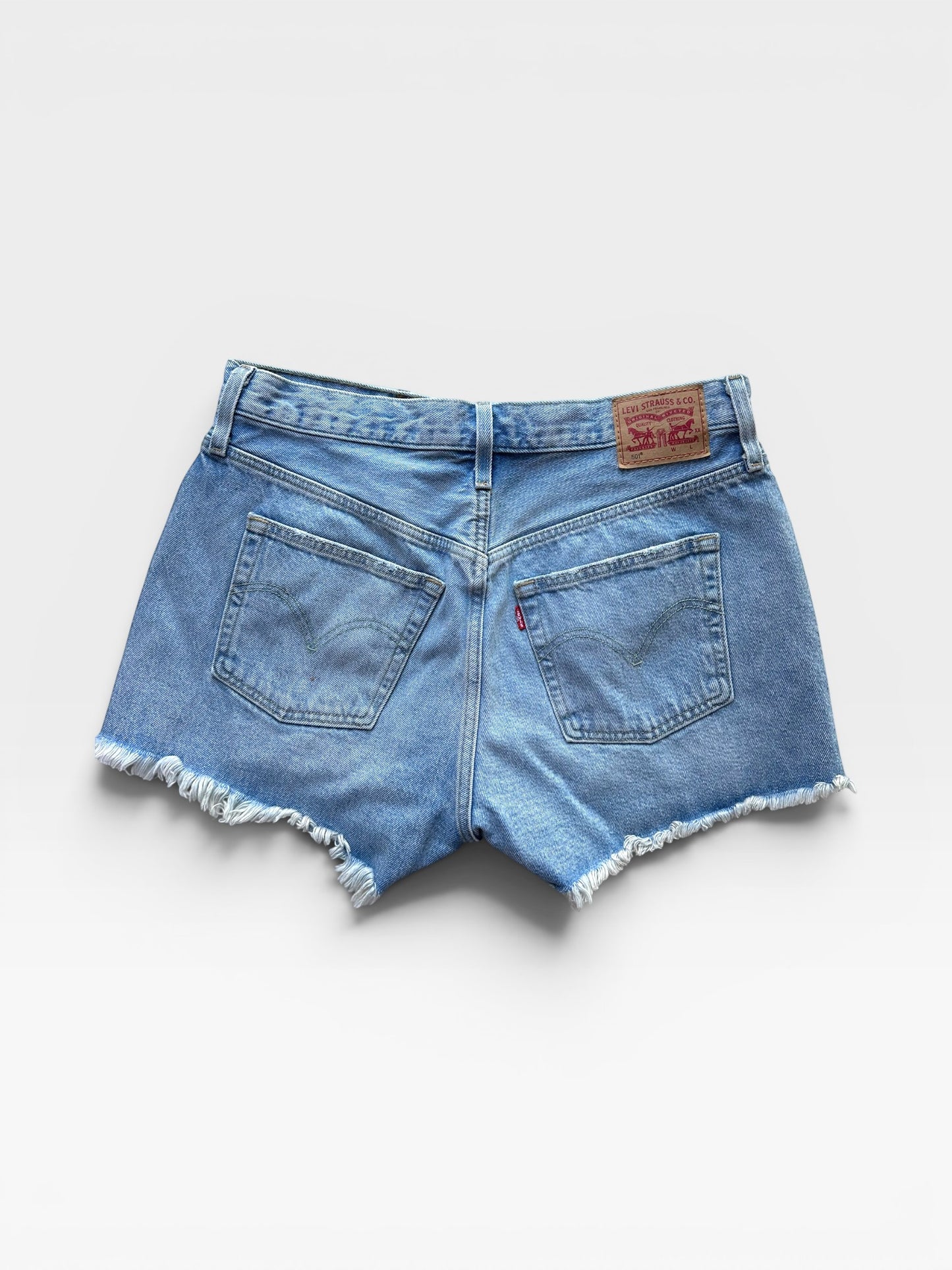 LIGHT WASH LEVI DENIM SHORTS 32