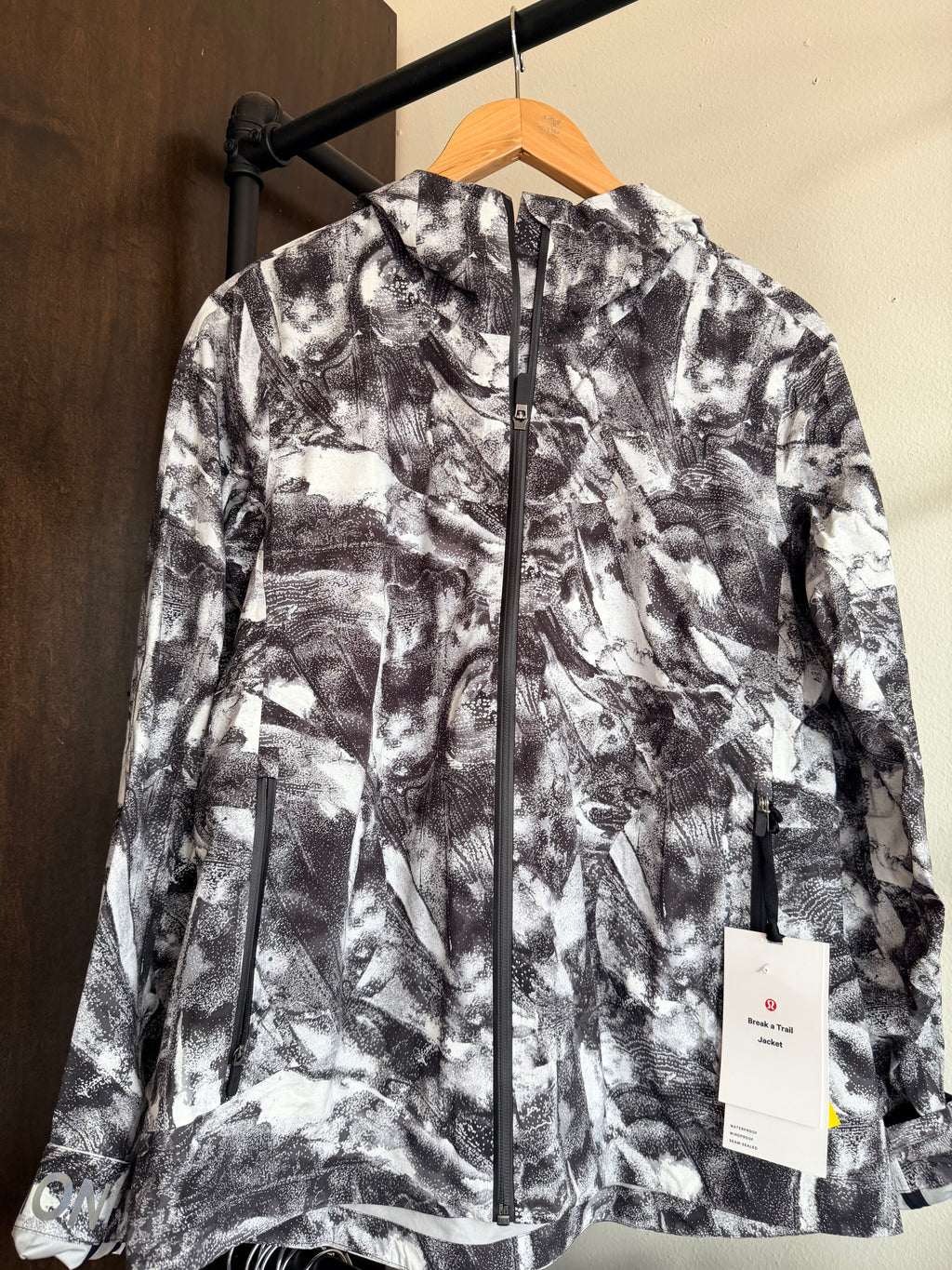 LULULEMON JACKET 10 (NWT $268)