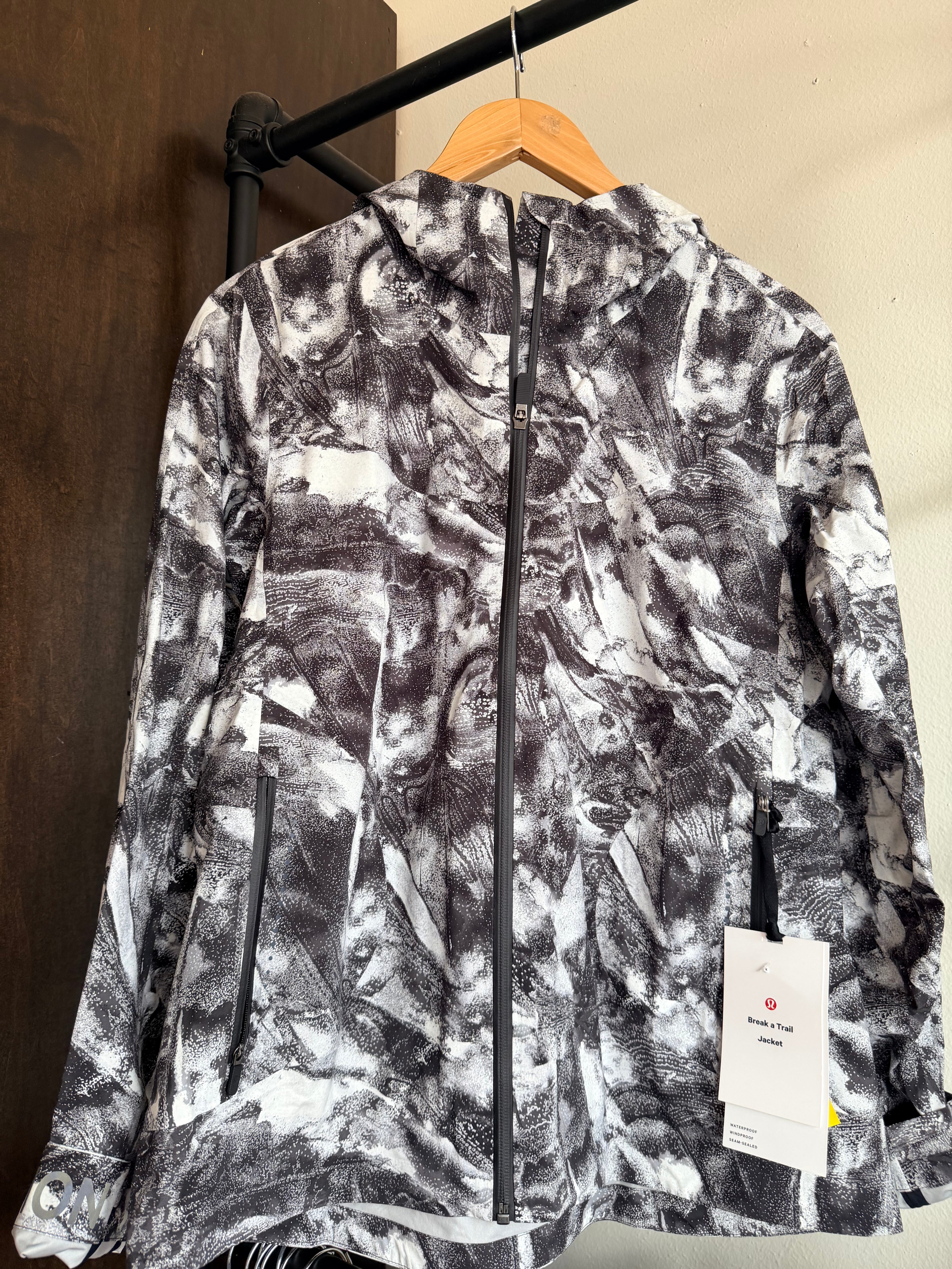 LULULEMON JACKET 10 (NWT $268)