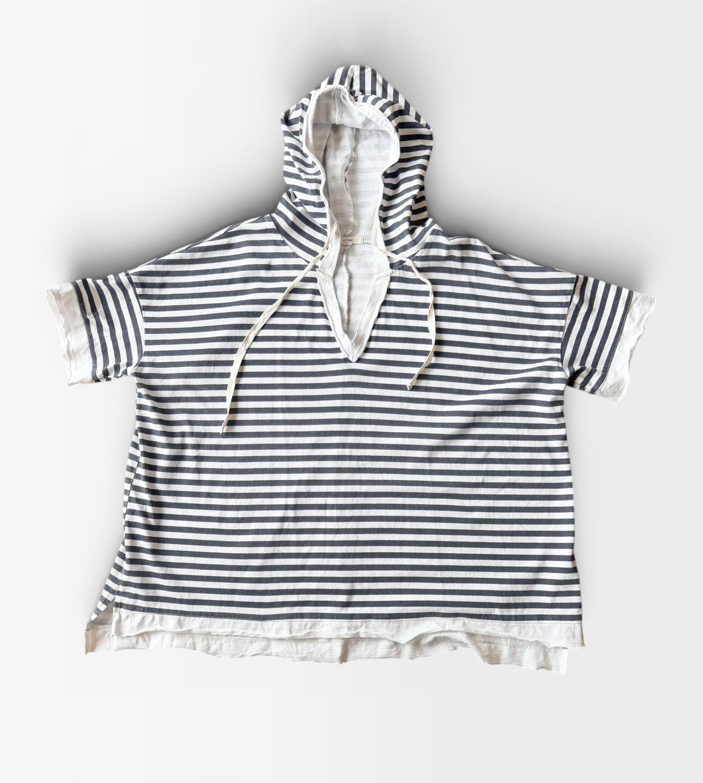 BLUE AND WHITE EASEL TOP L