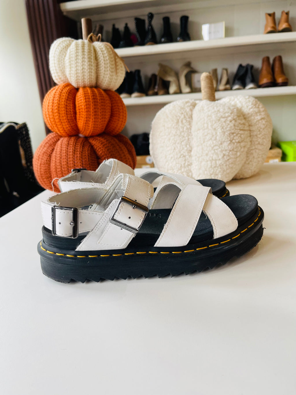 DR. MARTENS SHOES 9