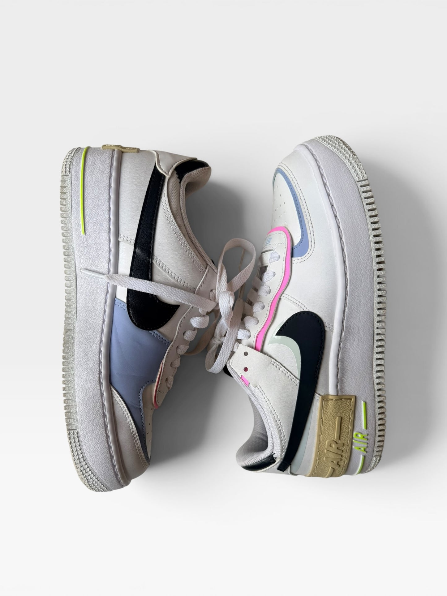 WHITE NIKE AIR SHOES 7.5