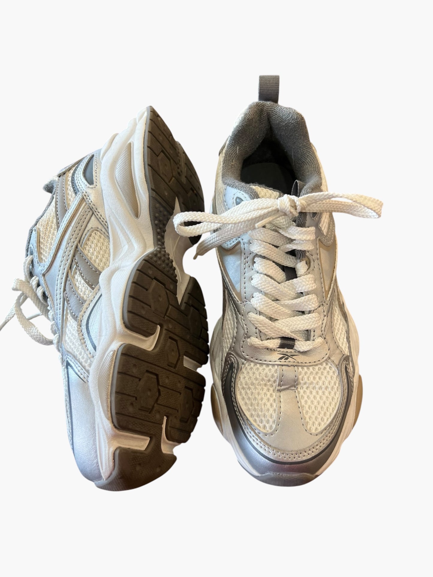 SILVER REEBOK SNEAKERS 8.5