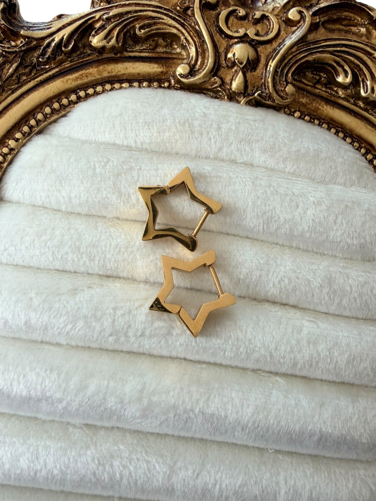 GOLD SMALL STAR EARRINGS (NON TARNISH)