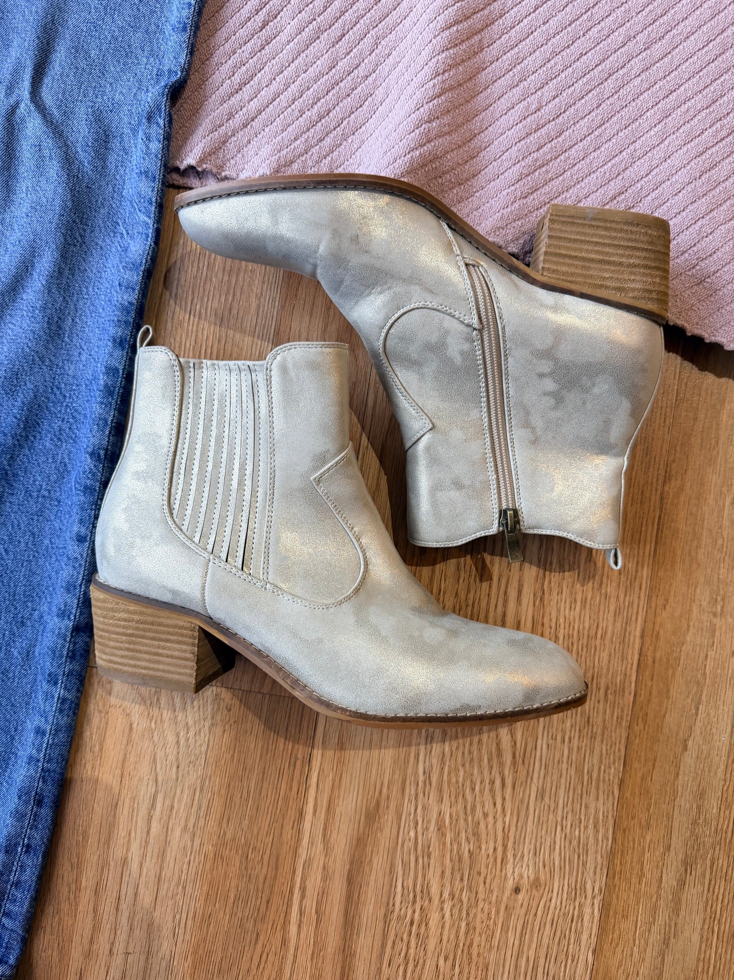 BOUTIQUE BOOTS (10)