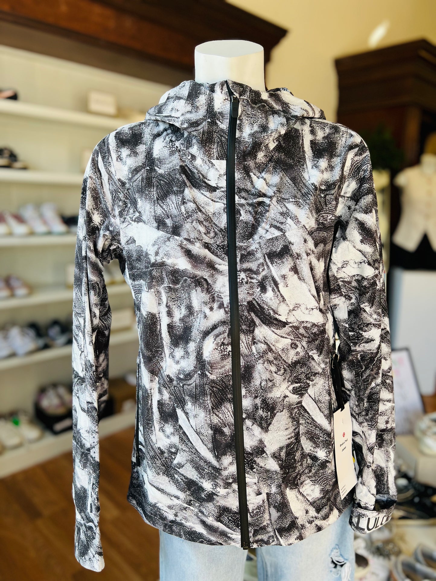 LULULEMON JACKET 10 (NWT $268)