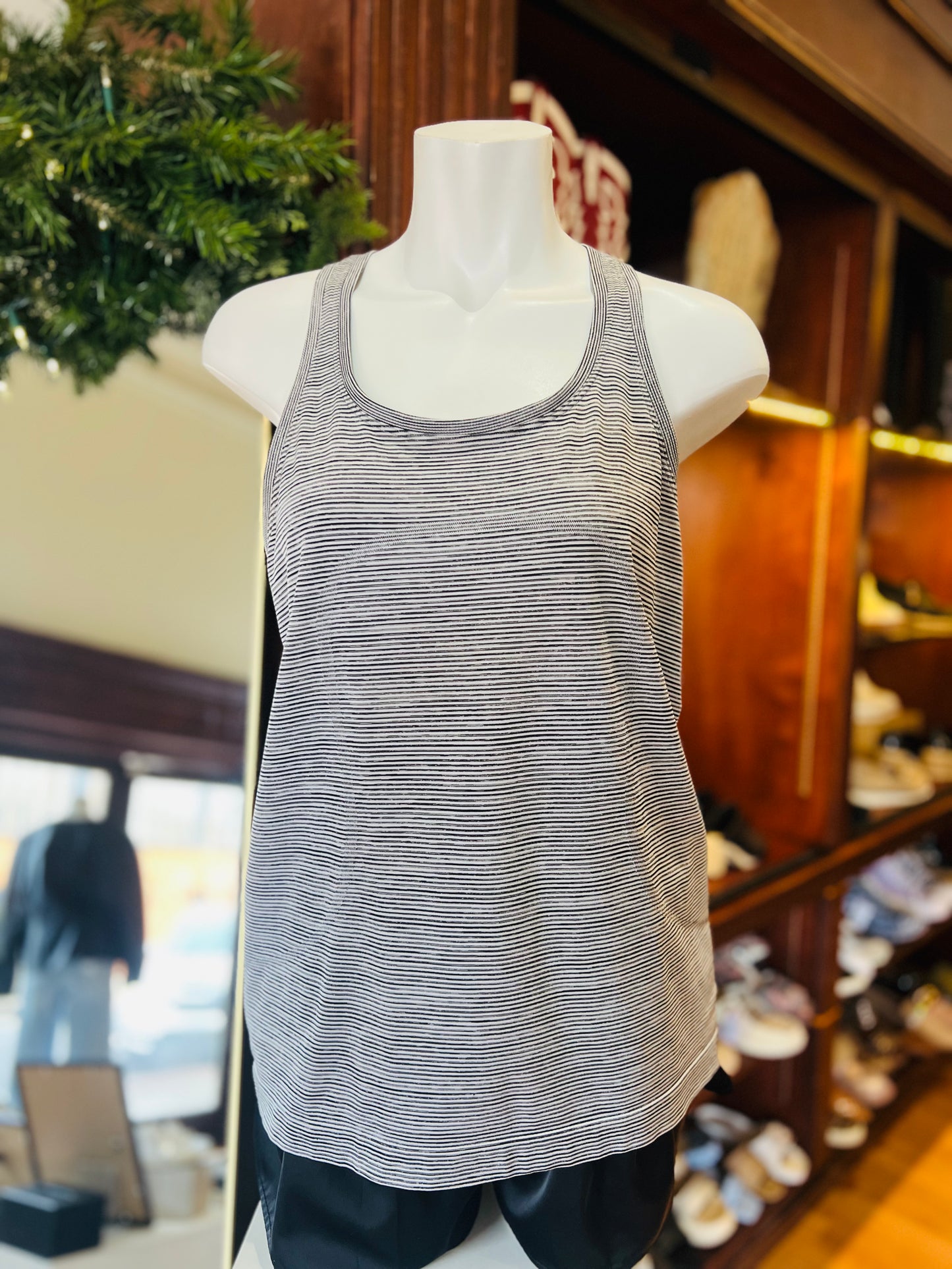LULULEMON TANK 12