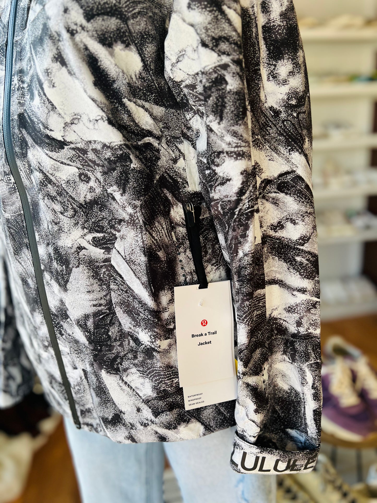 LULULEMON JACKET 10 (NWT $268)