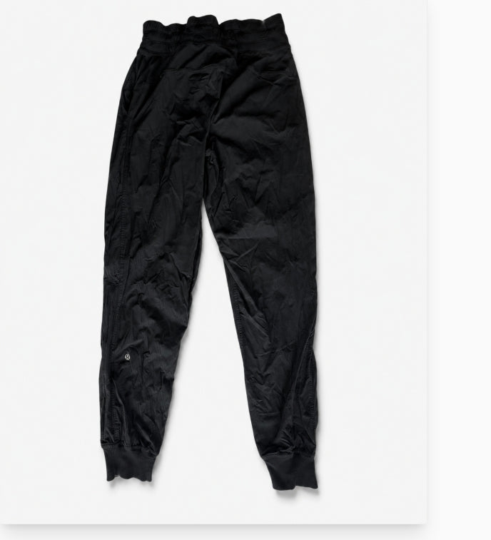 BLACK LULULEMON JOGGERS 4