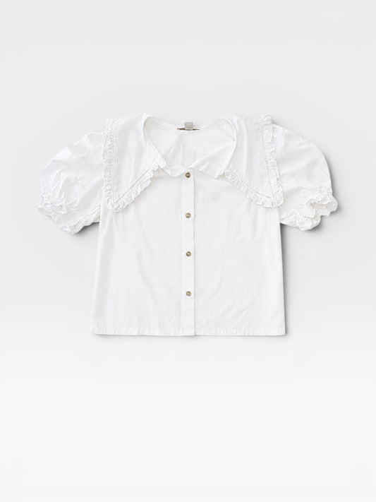 TheConsignmentBar Chelsea & Violet white button-down blouse with a large ruffled collar and puff sleeves.