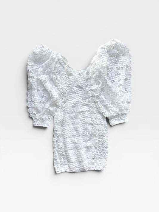 TheConsignmentBar white Selfie Leslie lace mini dress with puff sleeves and sweetheart neckline